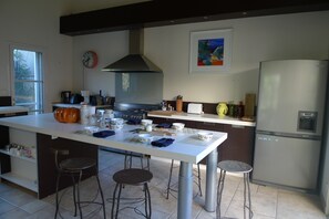 Fridge, microwave, oven, stovetop - LARGE HOUSE IN A MAS WITH POOL GARDEN CALM NEAR THE SEA AND PERPIGNAN (Cabestany)