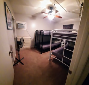 2 sovrum, skrivbord, gratis wi-fi och sängkläder