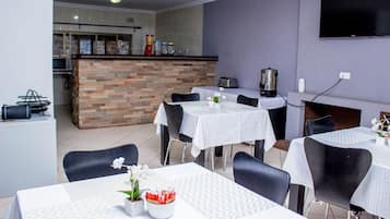 Se sirven desayunos, comidas y cenas
