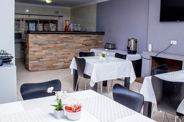 Sarapan, makan tengah hari dan makan malam dihidangkan