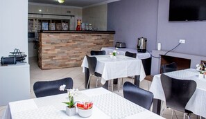 Breakfast, lunch and dinner served - Rose Villa Lodge (Kitwe)