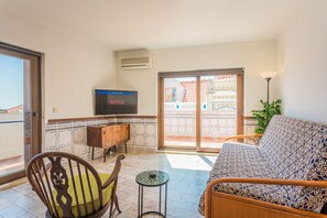 Fernseher, Tischtennisplatte