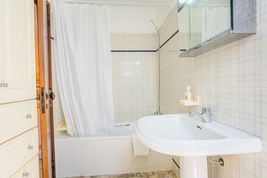 Secador de cabelo, toalhas de banho
