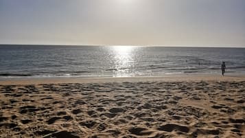 Vlak bij het strand, ligstoelen aan het strand, strandlakens
