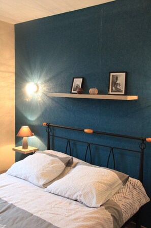 5 bedrooms, iron/ironing board, free WiFi, bed sheets