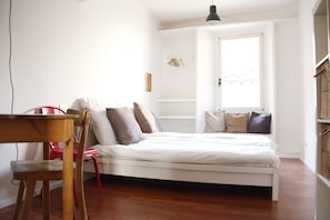 2 bedrooms, in-room safe, iron/ironing board, free WiFi