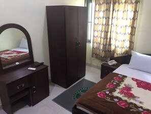 Premium bedding, blackout drapes, iron/ironing board, free WiFi - Ricardo's property (Accra)