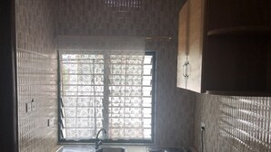 A kitchen with a window, a sink, and a stove. - Ricardo's property (Accra)