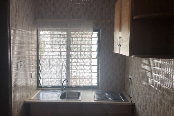 Full-size fridge, microwave, oven, stovetop