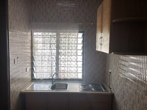 大冰箱、微波炉（如有要求）、烤箱、炉灶