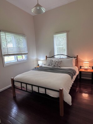 3 bedrooms, iron/ironing board, bed sheets