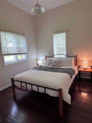 3 habitaciones, tabla de planchar con plancha y ropa de cama