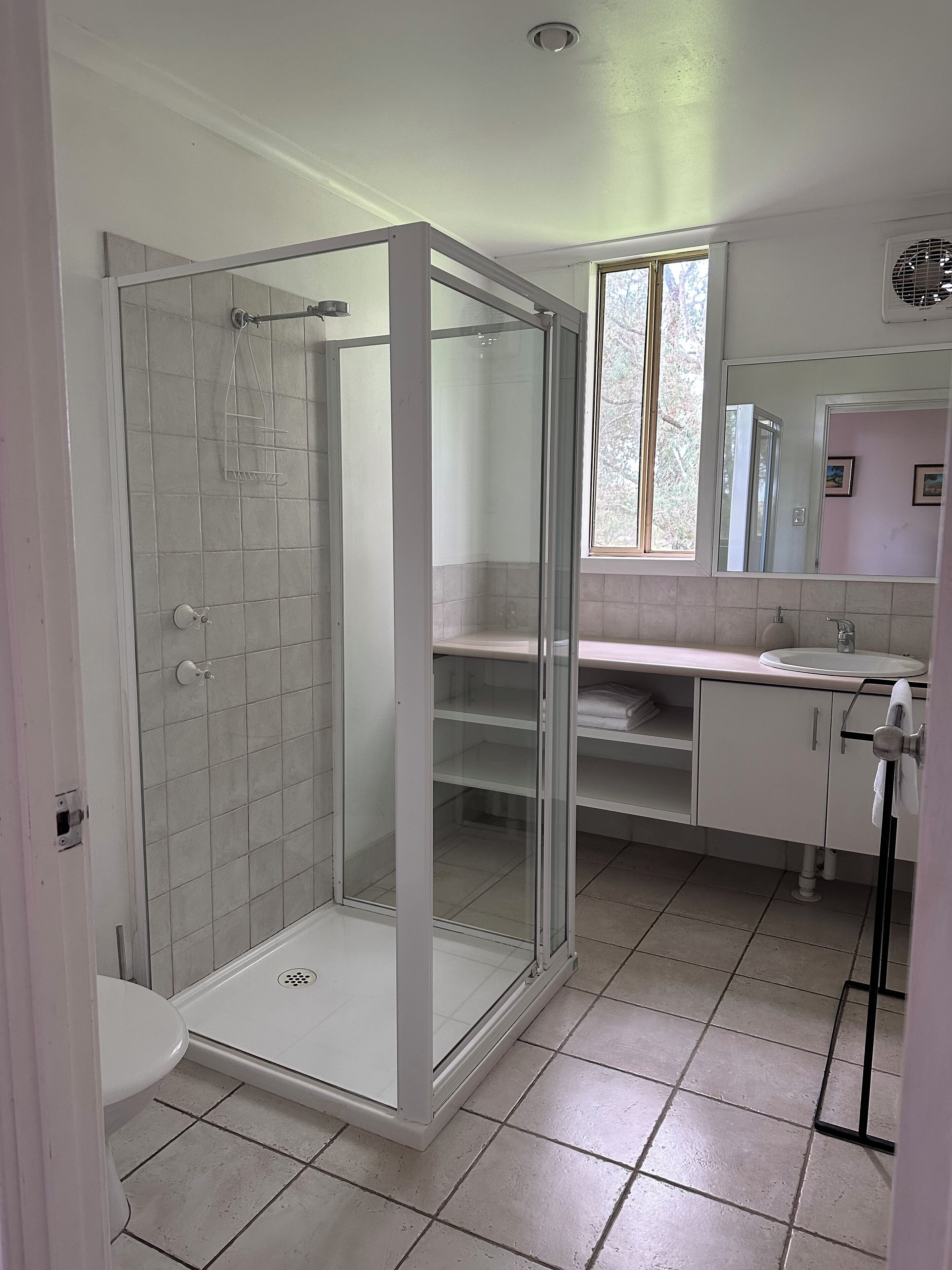 Dusj, hårføner, håndklær og toalettpapir