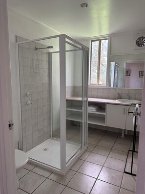 Douche, sèche-cheveux, serviettes fournies, papier toilette