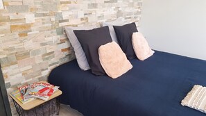 1 bedroom, free WiFi, bed sheets - Homerez - House in Mornas (Mornas)