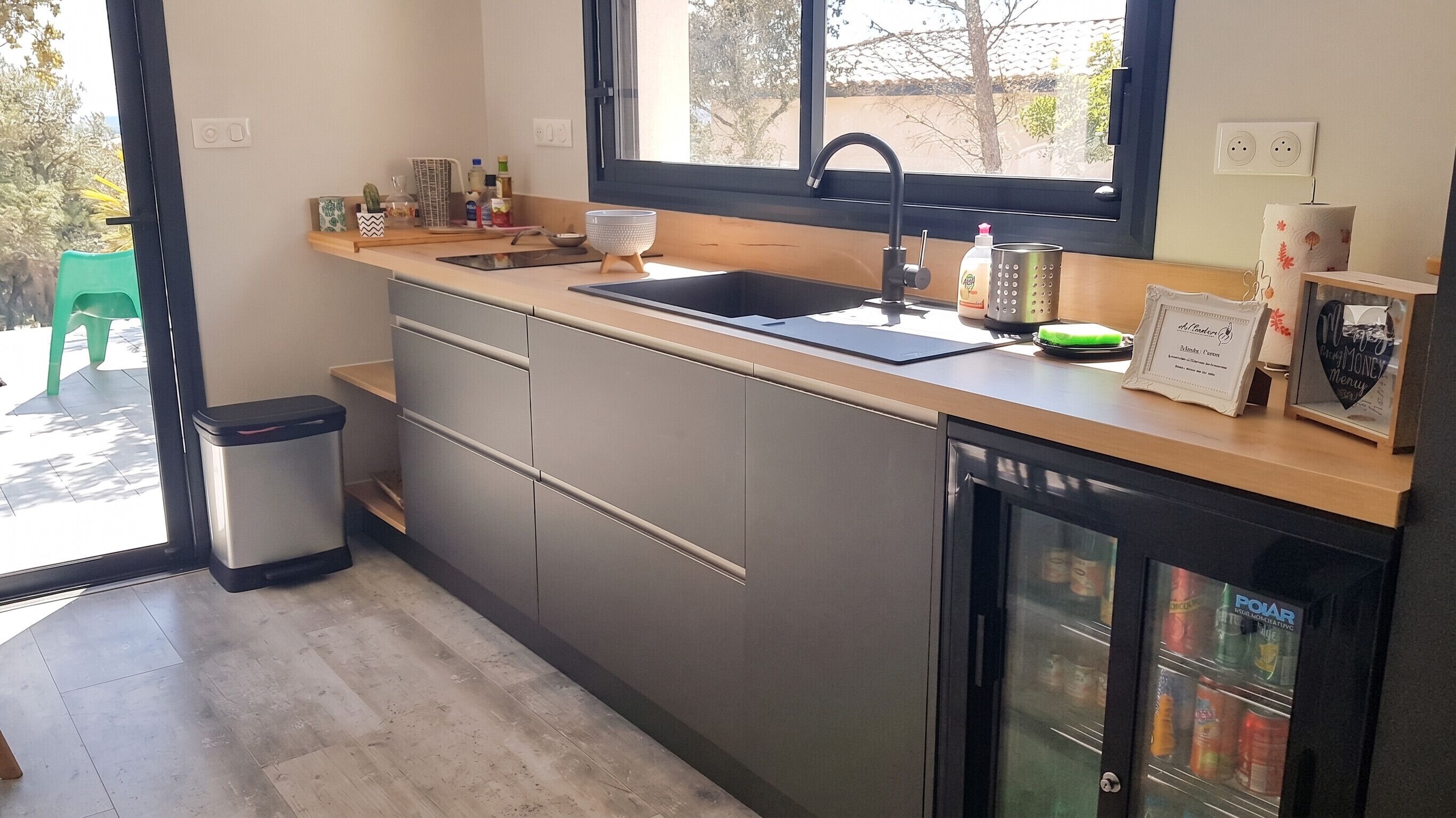 Wasserkocher mit Kaffee-/Teezubehör, Kühlschrank, Mikrowelle, Herdplatte