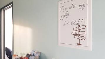 Una pared con una ilustración de un cartel y una ventana con persianas.