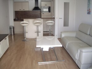 Televisión, tenis de mesa y estéreo 