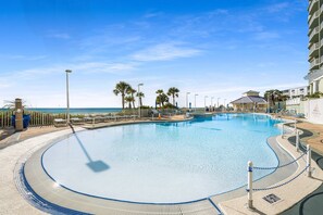 Lämmitetty uima-allas