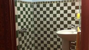 Chambre Triple Standard | Salle de bain | Douche, sèche-cheveux, serviettes fournies, savon