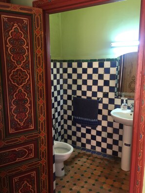 标准双人房 | 浴室 | 淋浴设施、吹风机、毛巾、肥皂