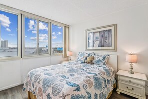 2 bedrooms, WiFi - XPLORIE ACTIVITIES & LINENS INCLUDED*! Views of the ocean, bay and city skyline. (Ocean City)