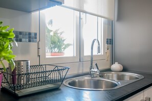 Réfrigérateur, four à micro-ondes, un four, surface de cuisson