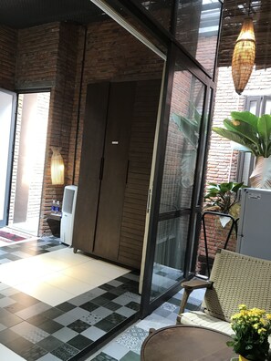 Escritorio, cortinas blackout y tabla de planchar con plancha 