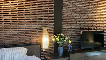 Estudio estándar | Escritorio, cortinas blackout y tabla de planchar con plancha