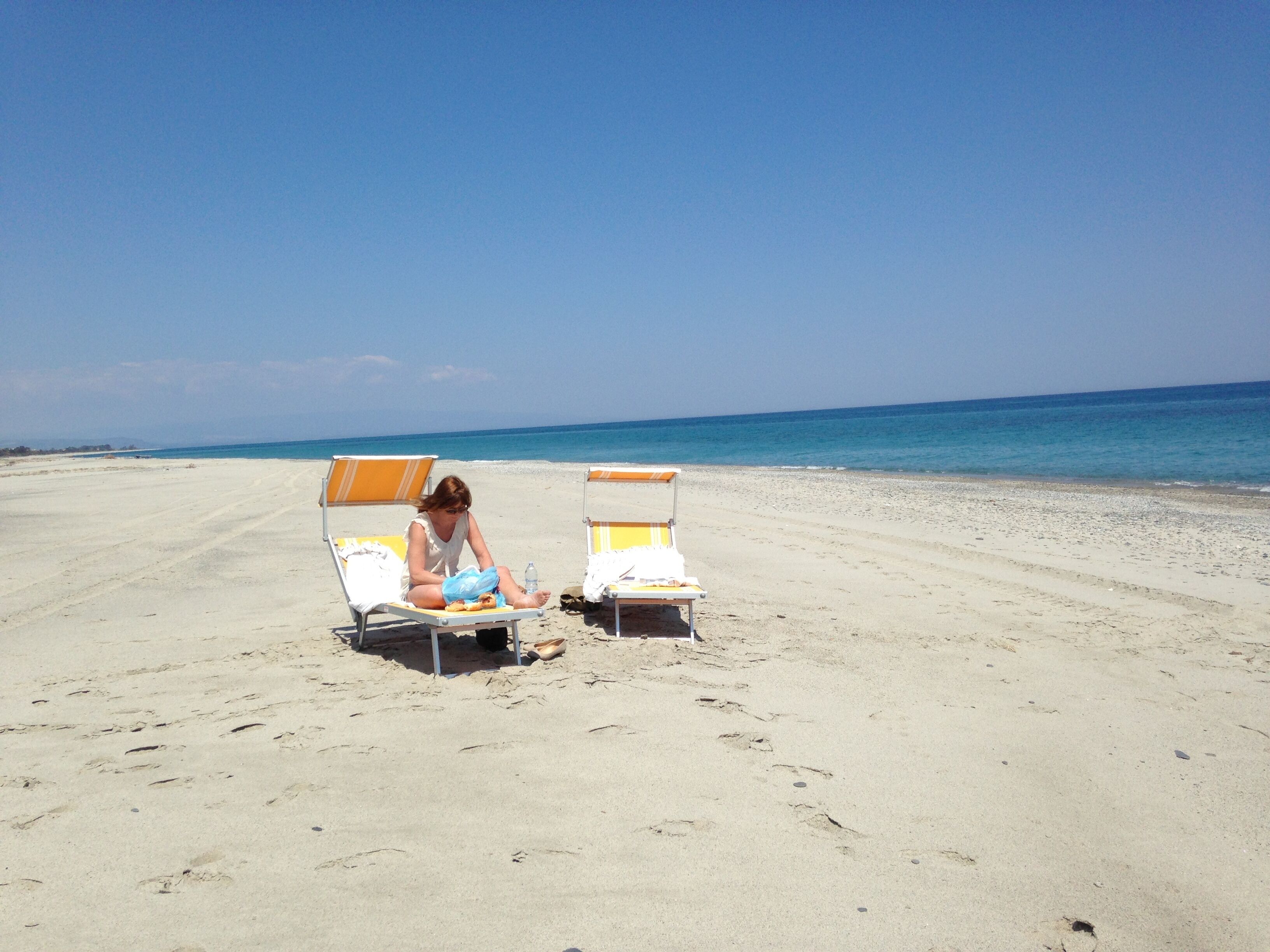 Una spiaggia nelle vicinanze, lettini da mare, teli da spiaggia