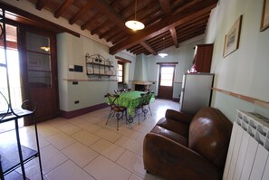 Fernseher, Kamin, Bücher