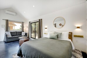 Hytte, 1 queensize-seng med sovesofa, spabadekar, gårdsplassområde | Individuelt dekorert, individuelt innredet og strykejern/-brett