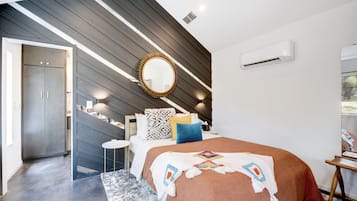 Standard Cabin, 1 Queen Bed with Sofa bed (Breezeway) | Individually decorated, individually furnished, iron/ironing board
