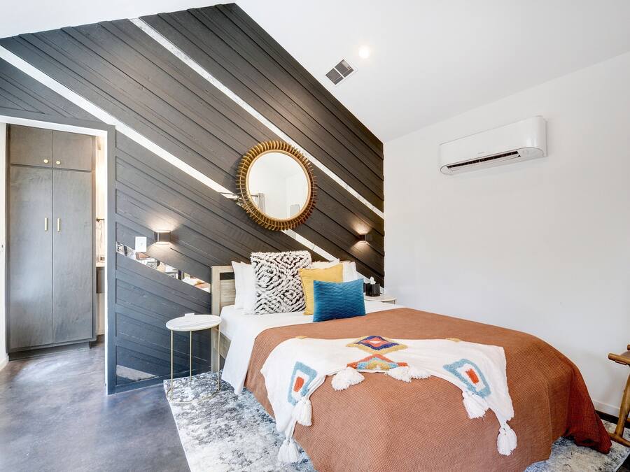 Standard Cabin, 1 Queen Bed with Sofa bed (Breezeway) | Individually decorated, individually furnished, iron/ironing board