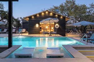 2 piscinas al aire libre, camas de piscina con cargo, sombrillas