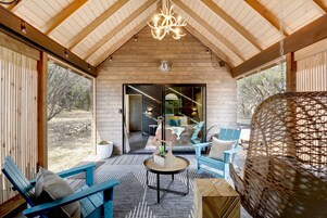 Standard Cabin, 1 Queen Bed with Sofa bed (Breezeway) | Individually decorated, individually furnished, iron/ironing board