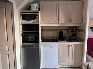 Coffee/tea maker, microwave, oven, stovetop