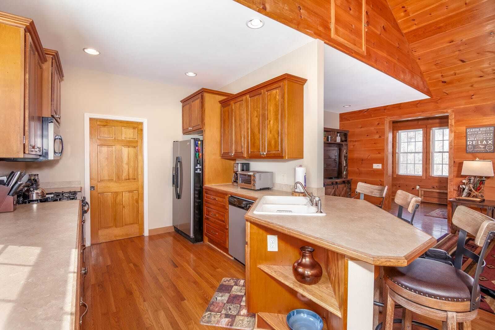 Mountain-Style Cabin Just Above Boone