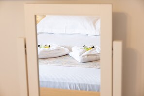 Minibar, decoració individual, mobiliari individual i escriptori 