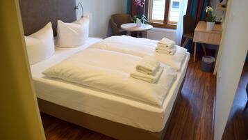 Zimmersafe, Schreibtisch, Verdunkelungsvorhänge, schallisolierte Zimmer