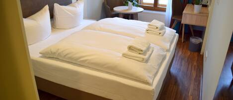 Caja fuerte, escritorio, cortinas opacas y sistema de insonorización