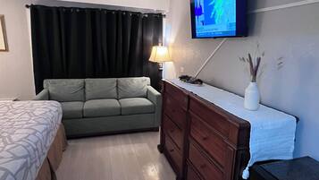 Habitación individual, 1 cama de matrimonio grande, no fumadores (non pet) | Mobiliario individual y sistema de insonorización