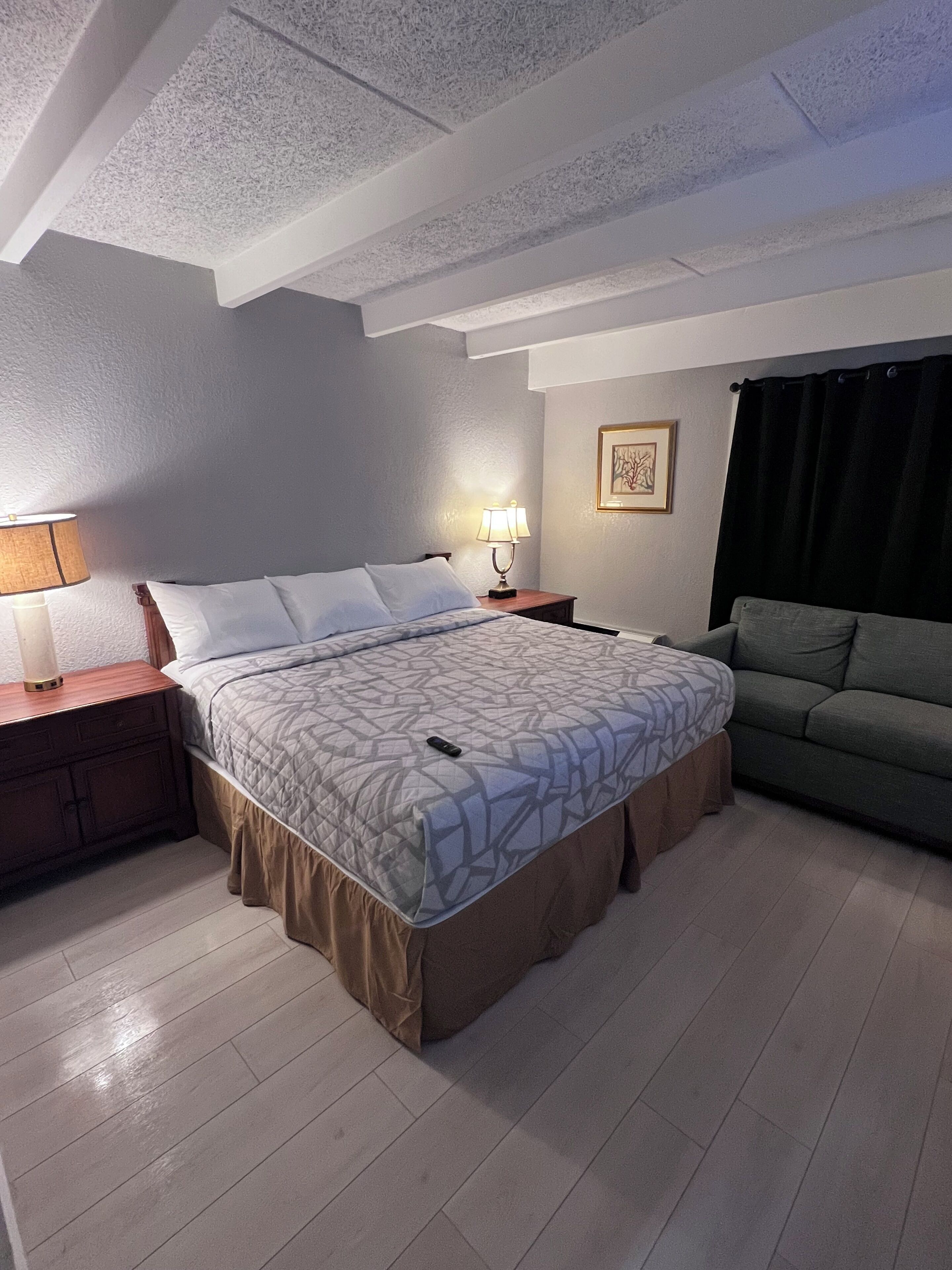 Single Room, 1 King Bed, Non Smoking (non pet) | Individually furnished, soundproofing, iron/ironing board, free WiFi