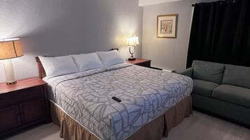 Single Room, 1 King Bed, Non Smoking (non pet) | Individually furnished, soundproofing, iron/ironing board, free WiFi