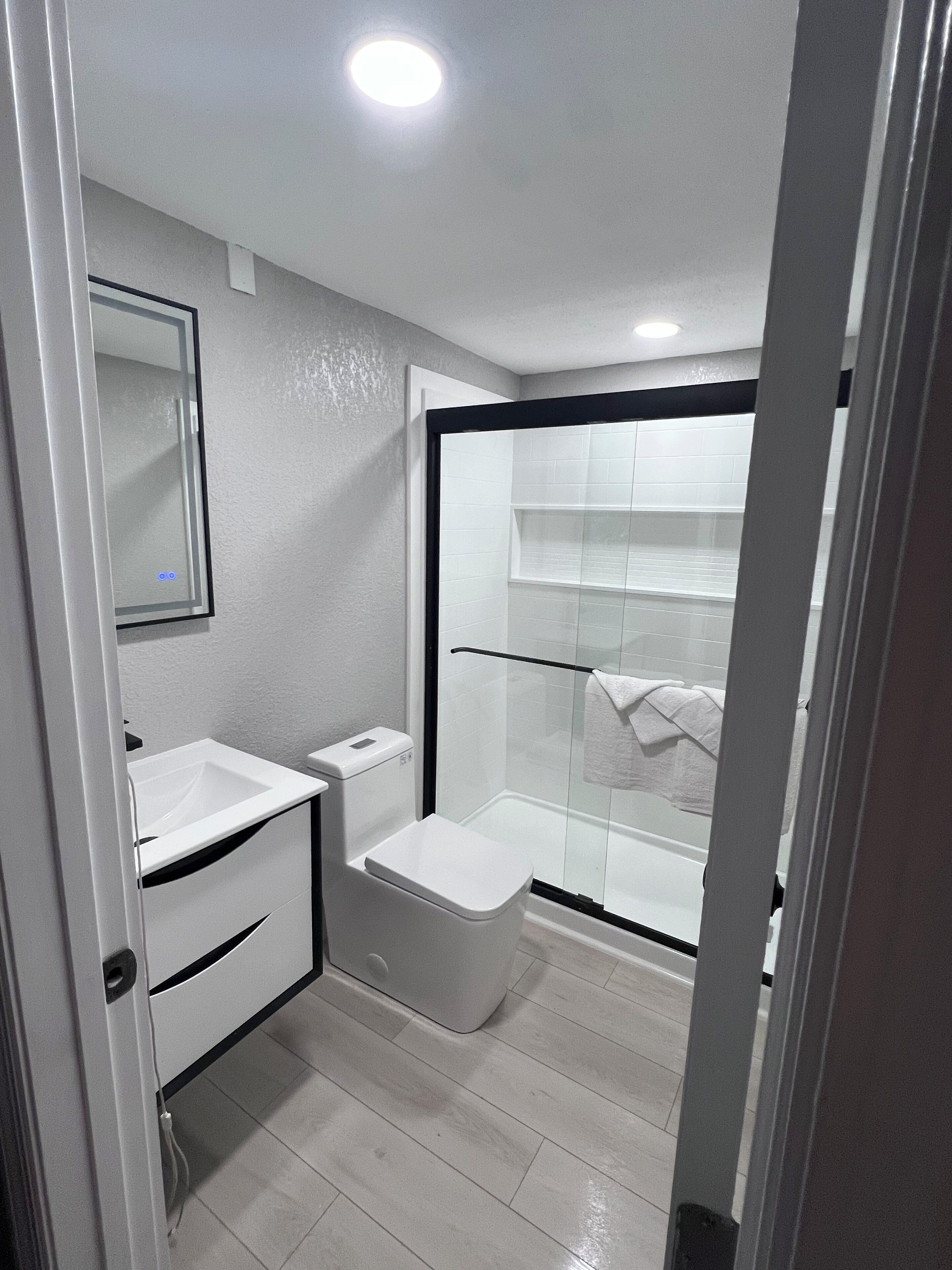 Combined shower/bathtub, hair dryer, towels
