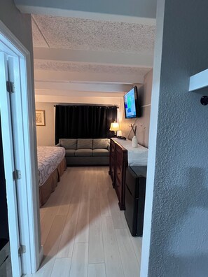 Einzelzimmer, 1 King-Bett, Nichtraucher (non pet) | Individuell eingerichtet, schallisolierte Zimmer, Bügeleisen/Bügelbrett