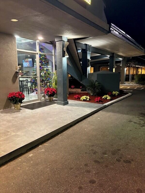 Exterior - Regency Inn (Perry)