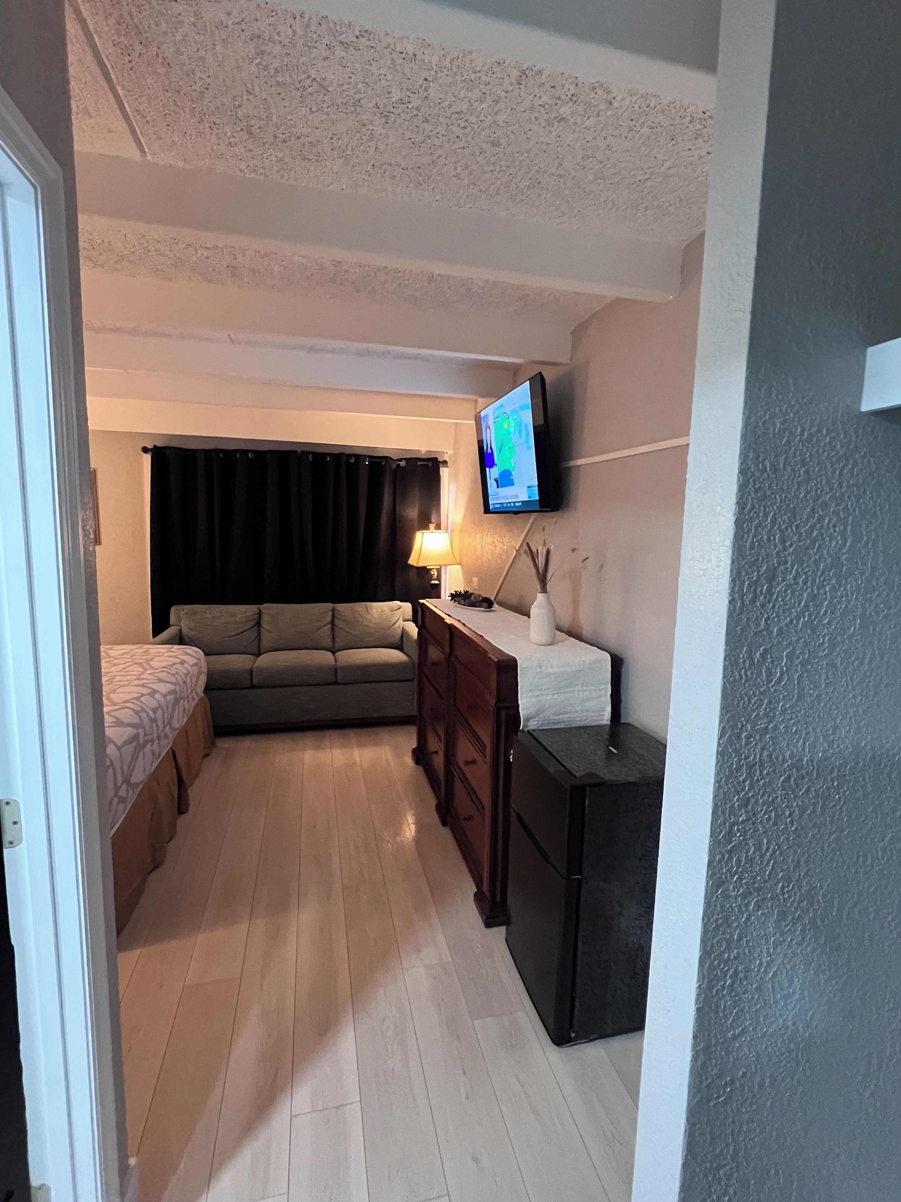 单人房, 1 张特大床, 无烟房 (non pet) | 特色家居、隔音、熨斗/熨衣板、免费 WiFi