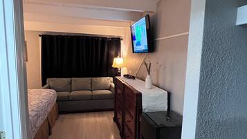 Single Room, 1 King Bed, Non Smoking (non pet) | Individually furnished, soundproofing, iron/ironing board, free WiFi