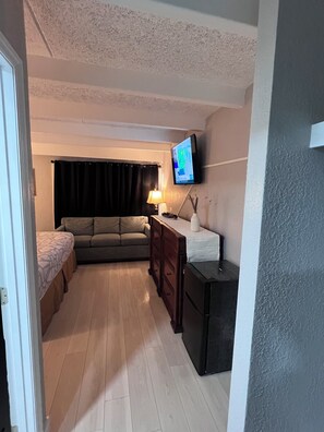 Single Room, 1 King Bed, Non Smoking (non pet) | Individually furnished, soundproofing, iron/ironing board, free WiFi - Regency Inn (Perry)